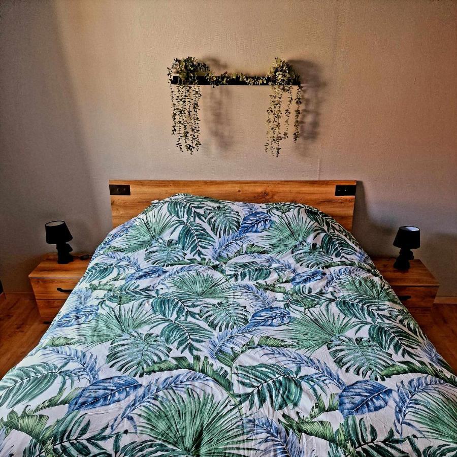 Le Petit Broux Bed & Breakfast Айвейл Екстериор снимка